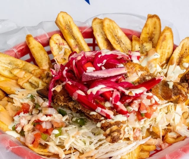 Pollo con Tajadas.